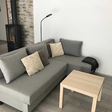 Prijemny Apartman Krovi V Rodinnem Domku Se Sdilenym Bazenem, Terasou A Zahradou Exterior photo