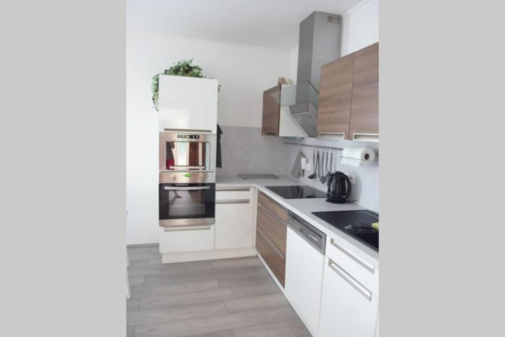 Prijemny Apartman Krovi V Rodinnem Domku Se Sdilenym Bazenem, Terasou A Zahradou Exterior photo