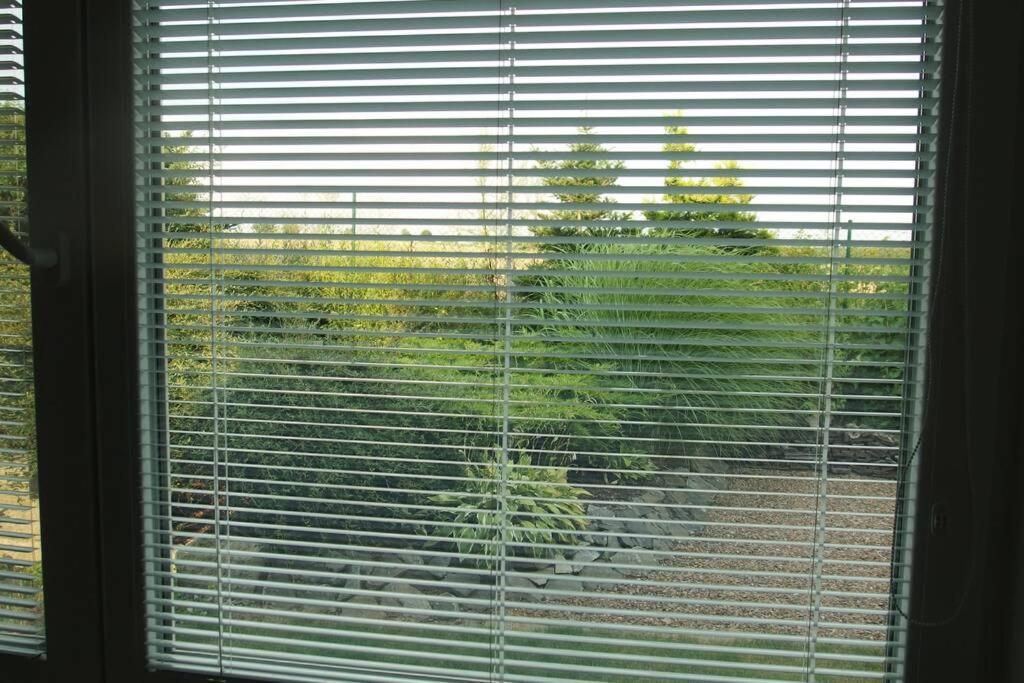 Prijemny Apartman Krovi V Rodinnem Domku Se Sdilenym Bazenem, Terasou A Zahradou Exterior photo