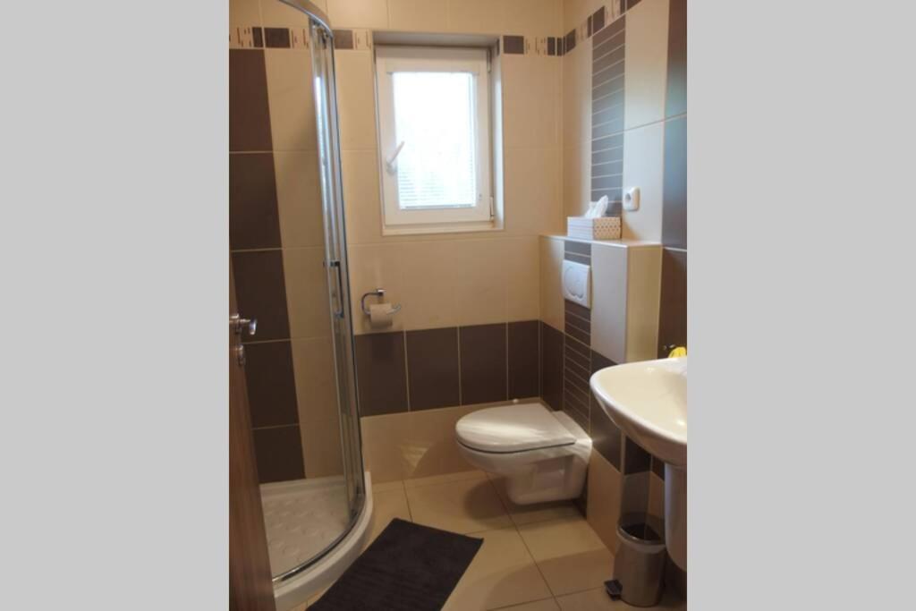 Prijemny Apartman Krovi V Rodinnem Domku Se Sdilenym Bazenem, Terasou A Zahradou Exterior photo