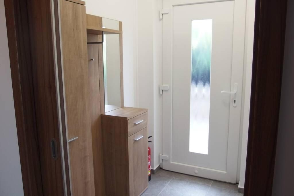 Prijemny Apartman Krovi V Rodinnem Domku Se Sdilenym Bazenem, Terasou A Zahradou Exterior photo