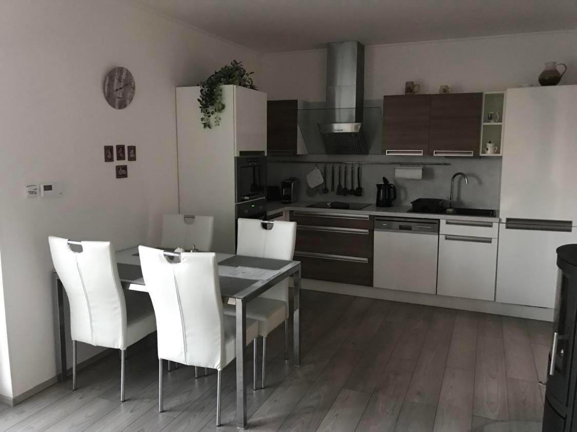 Prijemny Apartman Krovi V Rodinnem Domku Se Sdilenym Bazenem, Terasou A Zahradou Exterior photo