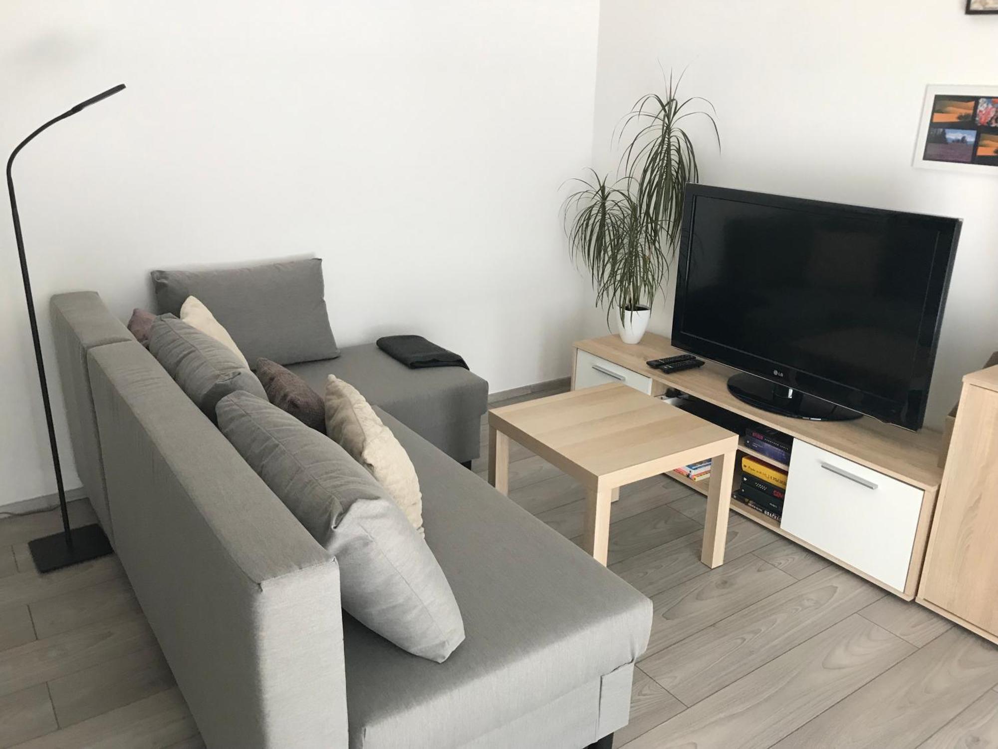 Prijemny Apartman Krovi V Rodinnem Domku Se Sdilenym Bazenem, Terasou A Zahradou Exterior photo