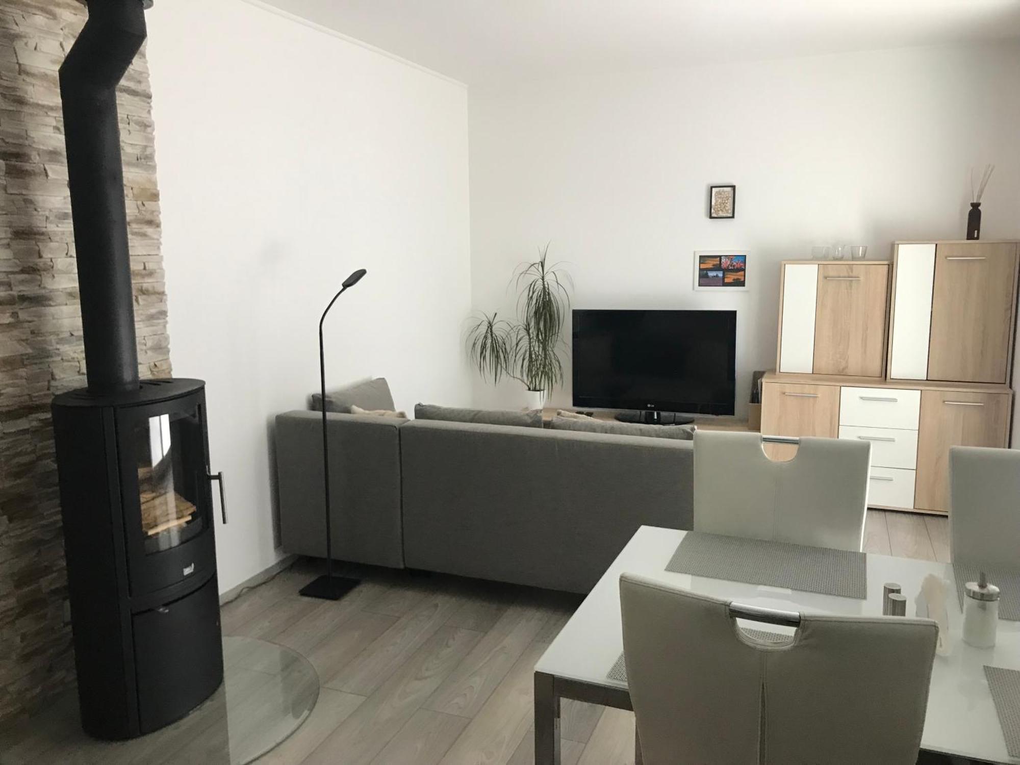 Prijemny Apartman Krovi V Rodinnem Domku Se Sdilenym Bazenem, Terasou A Zahradou Exterior photo