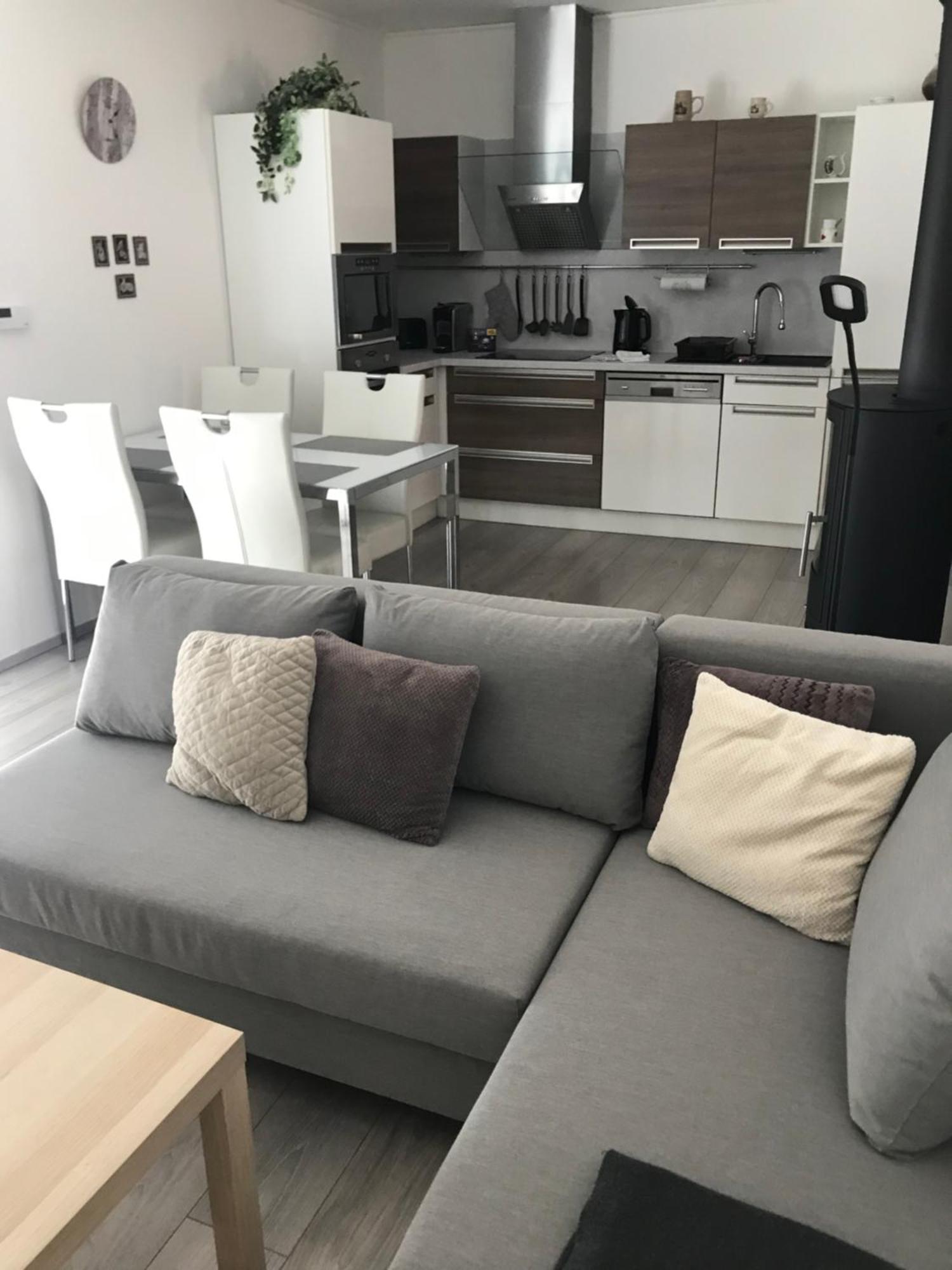 Prijemny Apartman Krovi V Rodinnem Domku Se Sdilenym Bazenem, Terasou A Zahradou Exterior photo