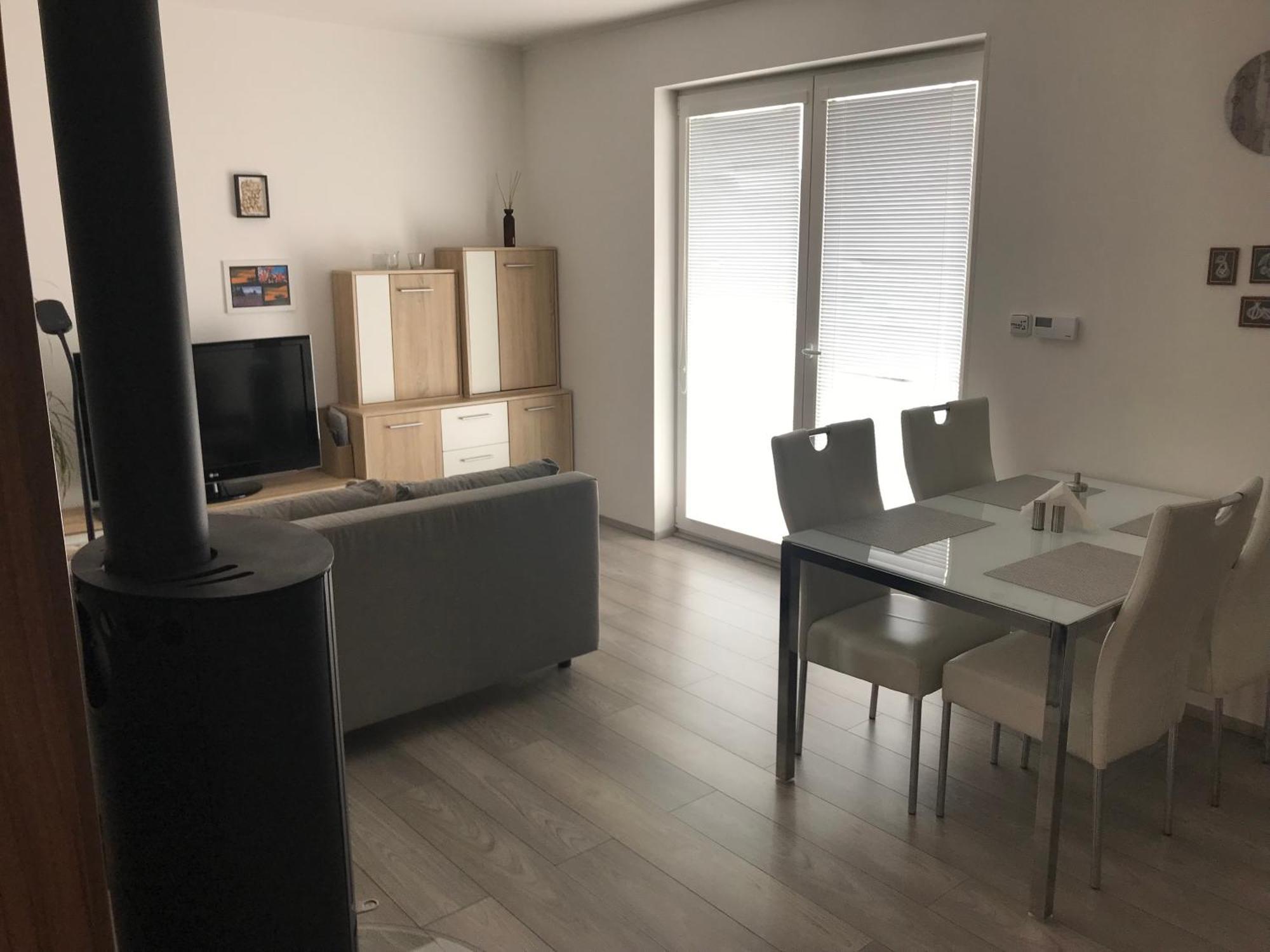 Prijemny Apartman Krovi V Rodinnem Domku Se Sdilenym Bazenem, Terasou A Zahradou Exterior photo