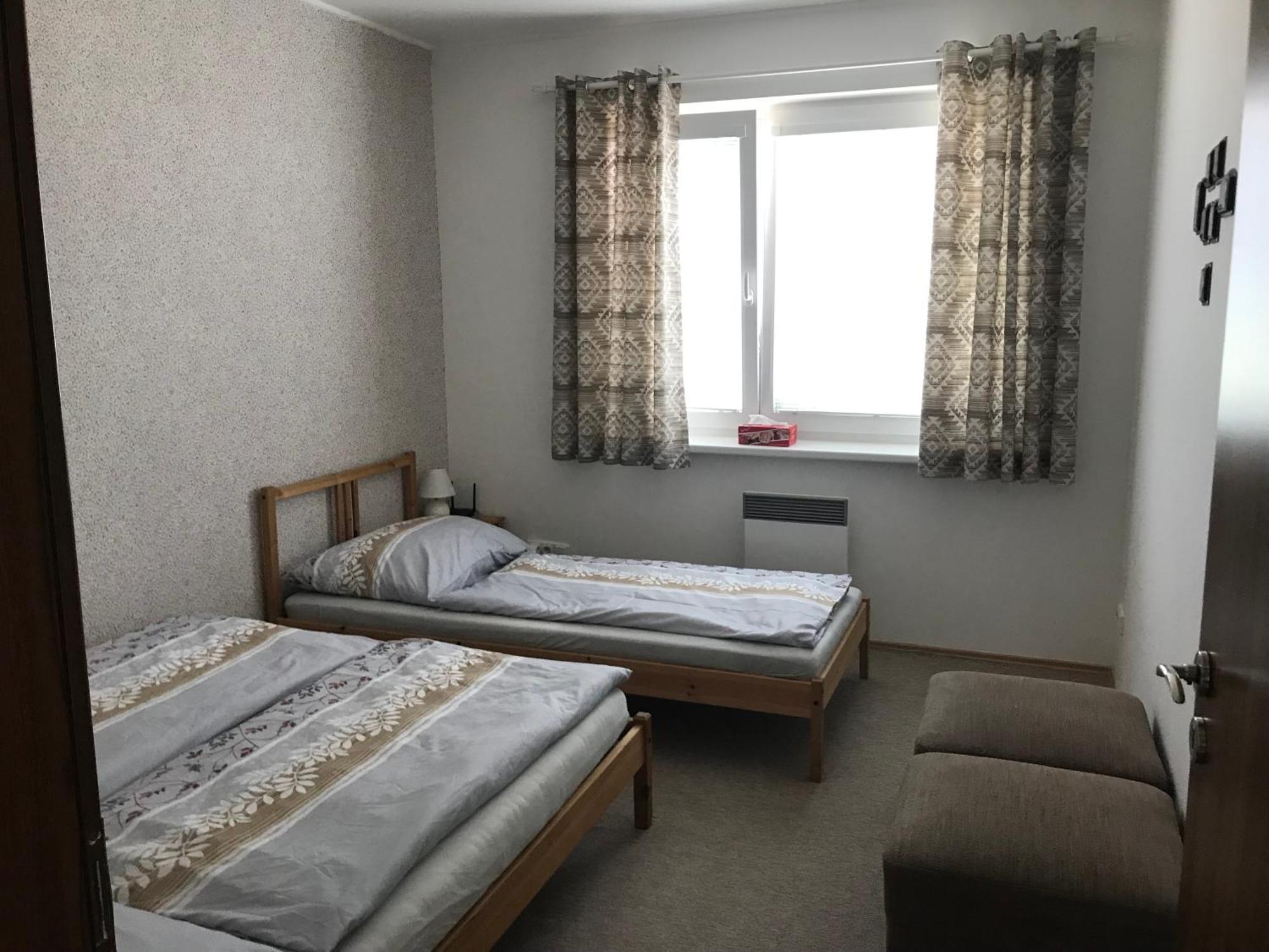 Prijemny Apartman Krovi V Rodinnem Domku Se Sdilenym Bazenem, Terasou A Zahradou Exterior photo