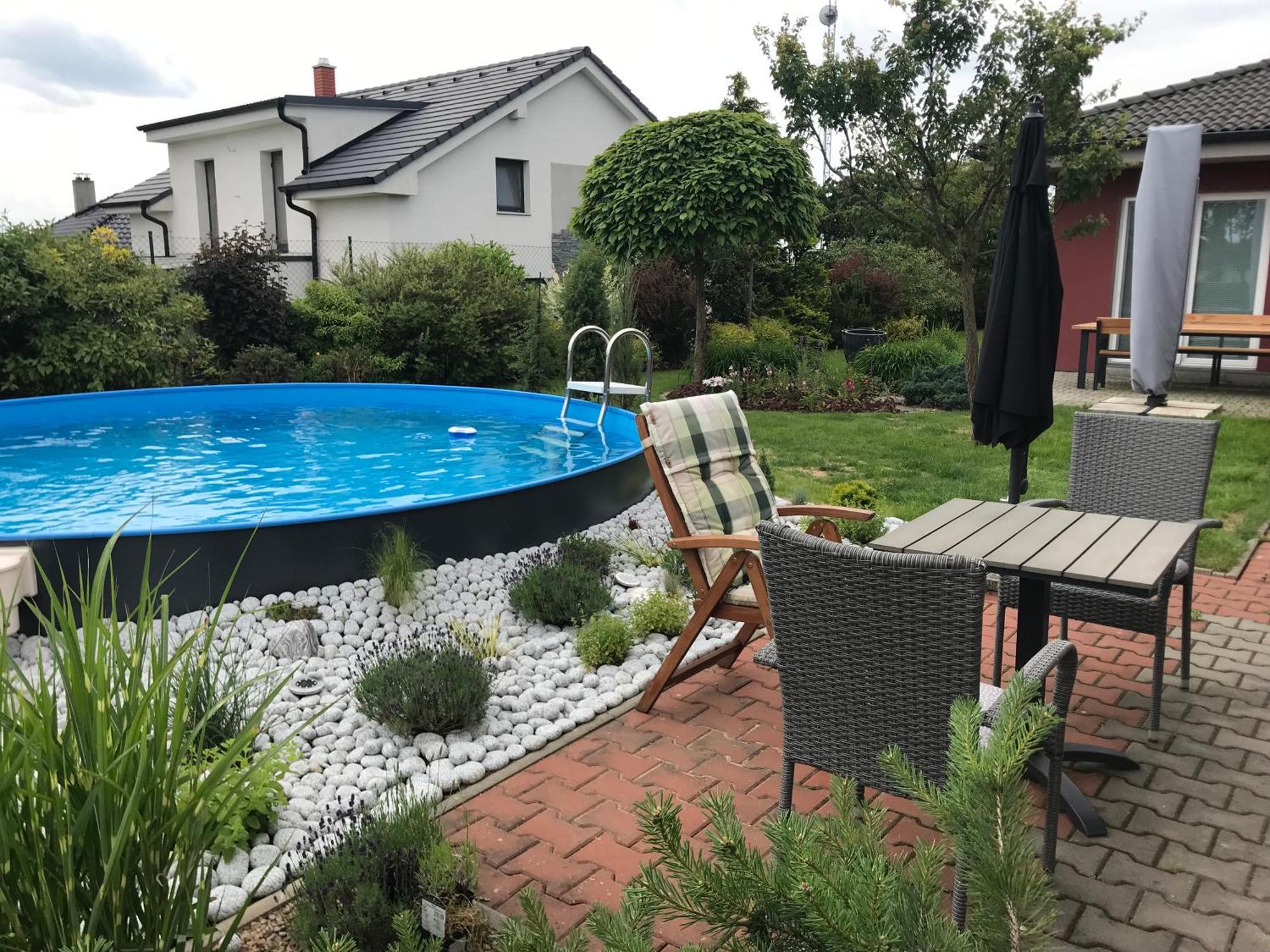 Prijemny Apartman Krovi V Rodinnem Domku Se Sdilenym Bazenem, Terasou A Zahradou Exterior photo
